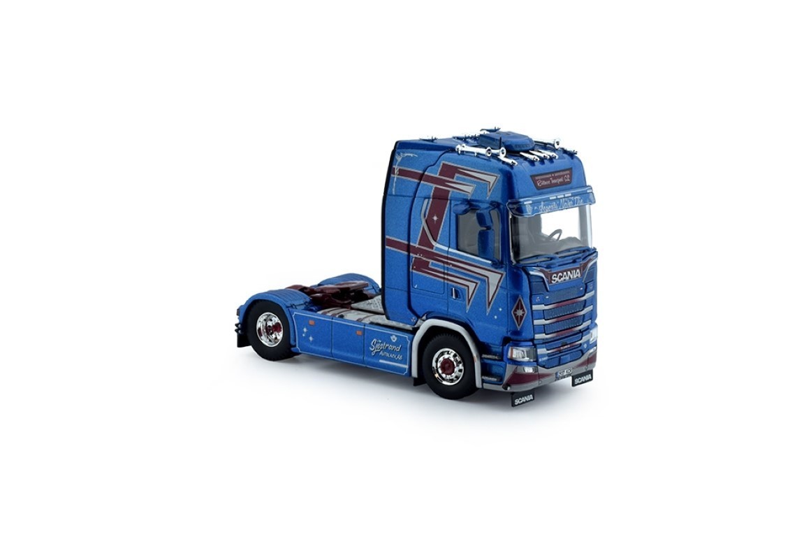 Scania Highline ano 2013, para aquele talento completo!, Nossos amIGos e  parceiros da Lelo Caminhões trouxeram esse Scania Highline ano 2013 para  aquele talento completo com pintura Prata Diamond e instalação