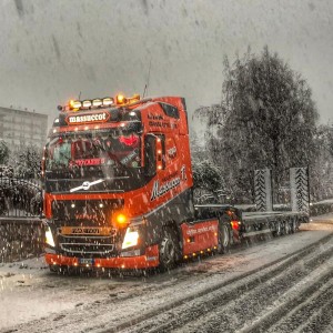 WSI02-2781 - Volvo FH4 Globetrotter 4x2 semi lowloader 3axle w/ramps  Massucco T /1:50 WSImodels