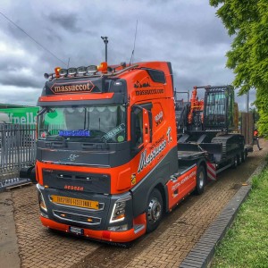 WSI02-2781 - Volvo FH4 Globetrotter 4x2 semi lowloader 3axle w/ramps  Massucco T /1:50 WSImodels