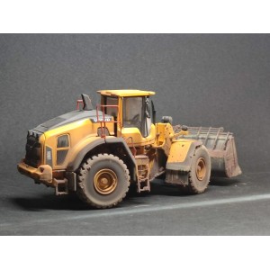 WM032 - Volvo L180H wheel loader - weathered series /1:50 Motorart