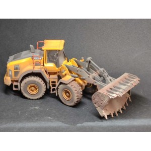 WM032 - Volvo L180H wheel loader - weathered series /1:50 Motorart