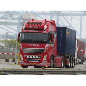 87529 - Volvo FH04 Globetrotter XL 4x2 set Weeda /1:50 Tekno
