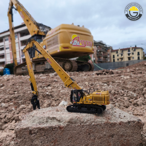 DM85663 - Caterpillar 352 Ultra High Demolition hydraulic excavator /1:50 Diecast Masters