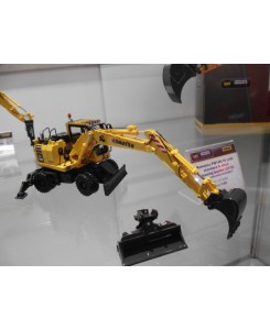 UH8083 - Komatsu PW148-10 escavatore gommato con benna standard e oscillante /1:50 Universal Hobbies