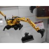 UH8083 - Komatsu PW148-10 escavatore gommato con benna standard e oscillante /1:50 Universal Hobbies